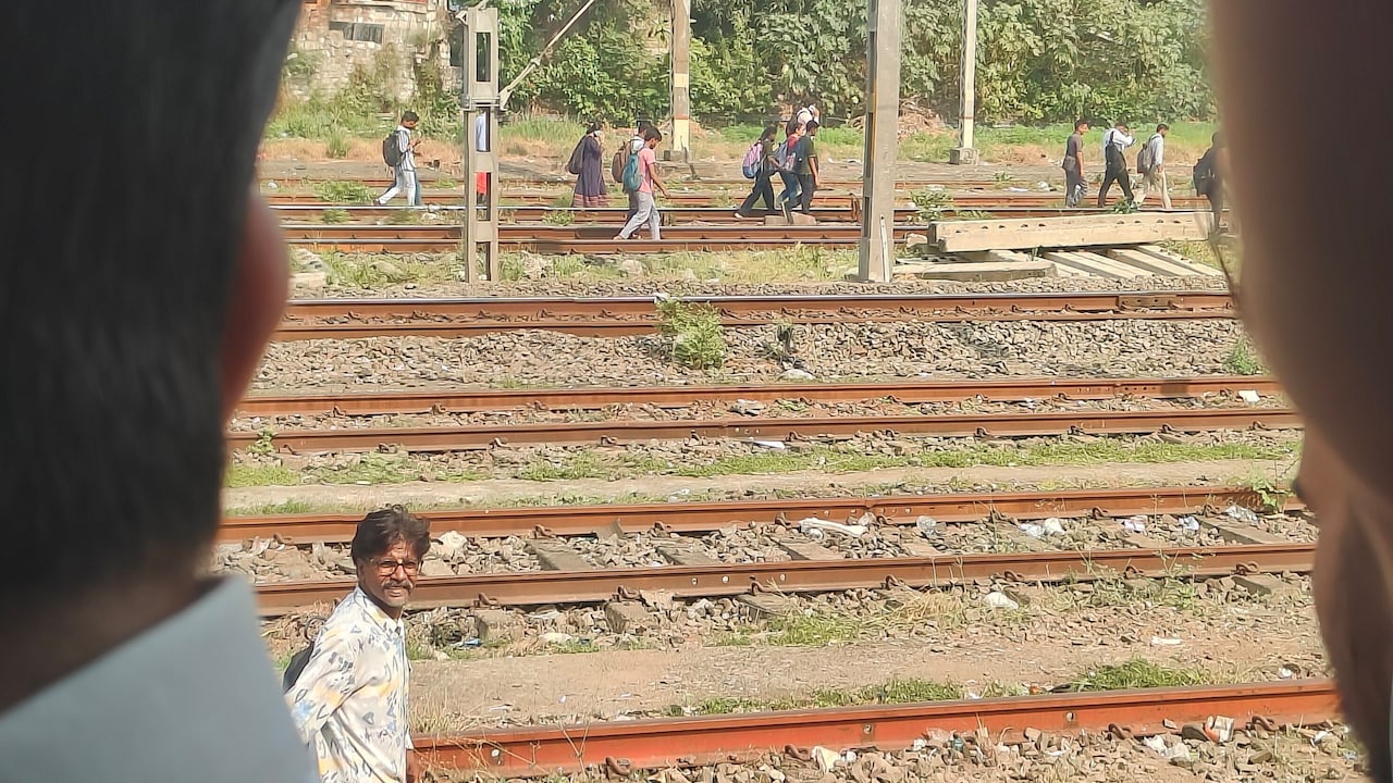Mumbai local train update: Central Railway trains run 20-25 minutes ...