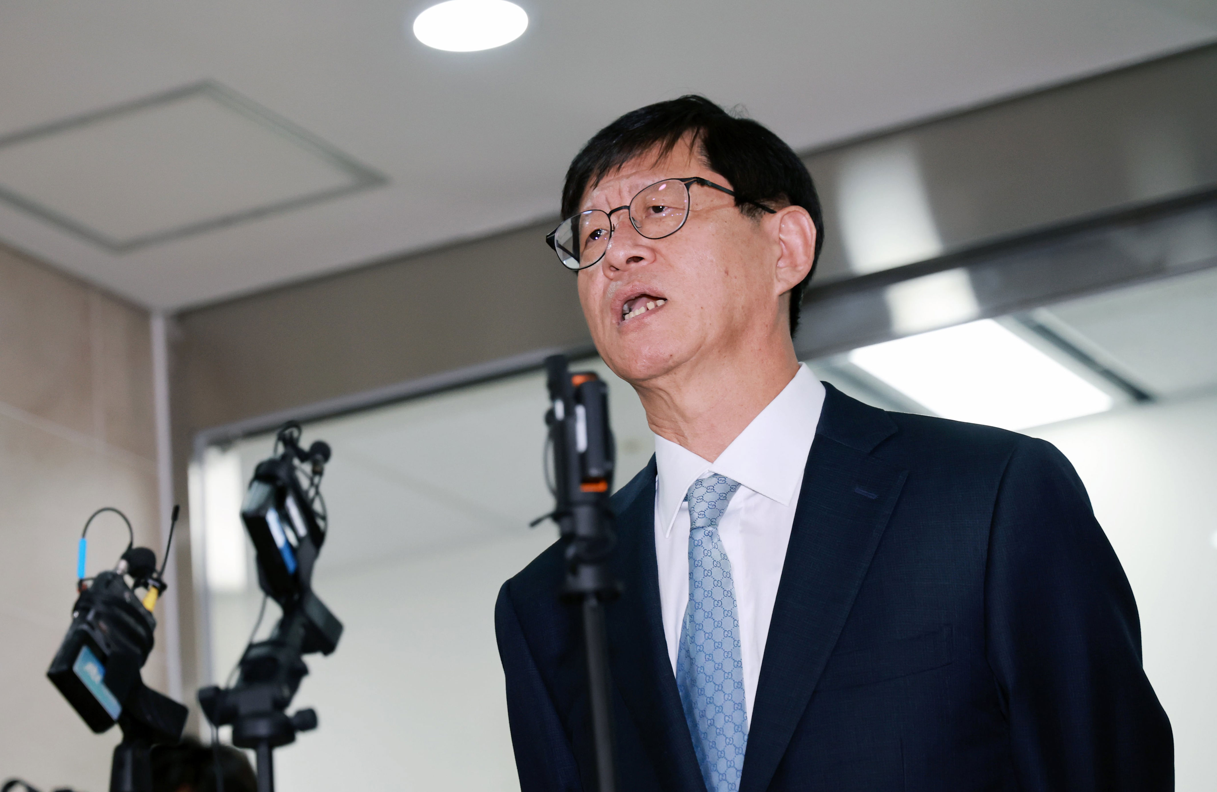 Choi Kil-su draws line on president's secretary probe