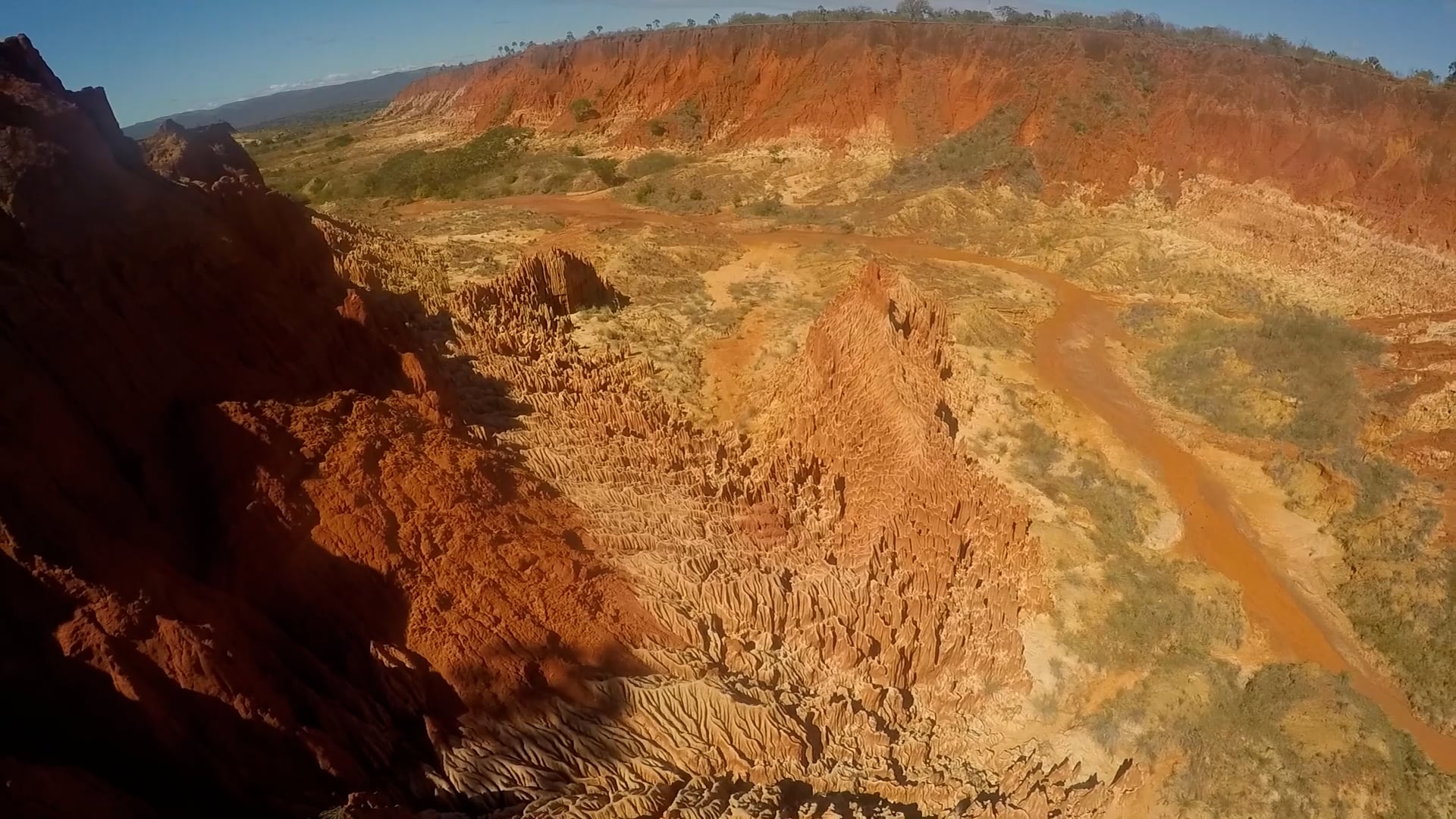 Tsingy Rouge, Madagaszkár: Drone soars over red pinnacles
