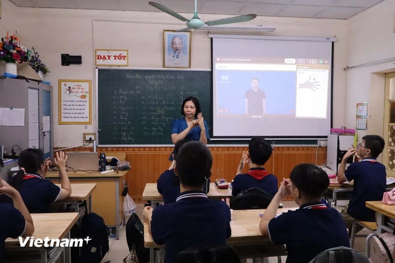 Ngôn ngữ ký hiệu - mở lối tri thức trong thế giới không âm thanh