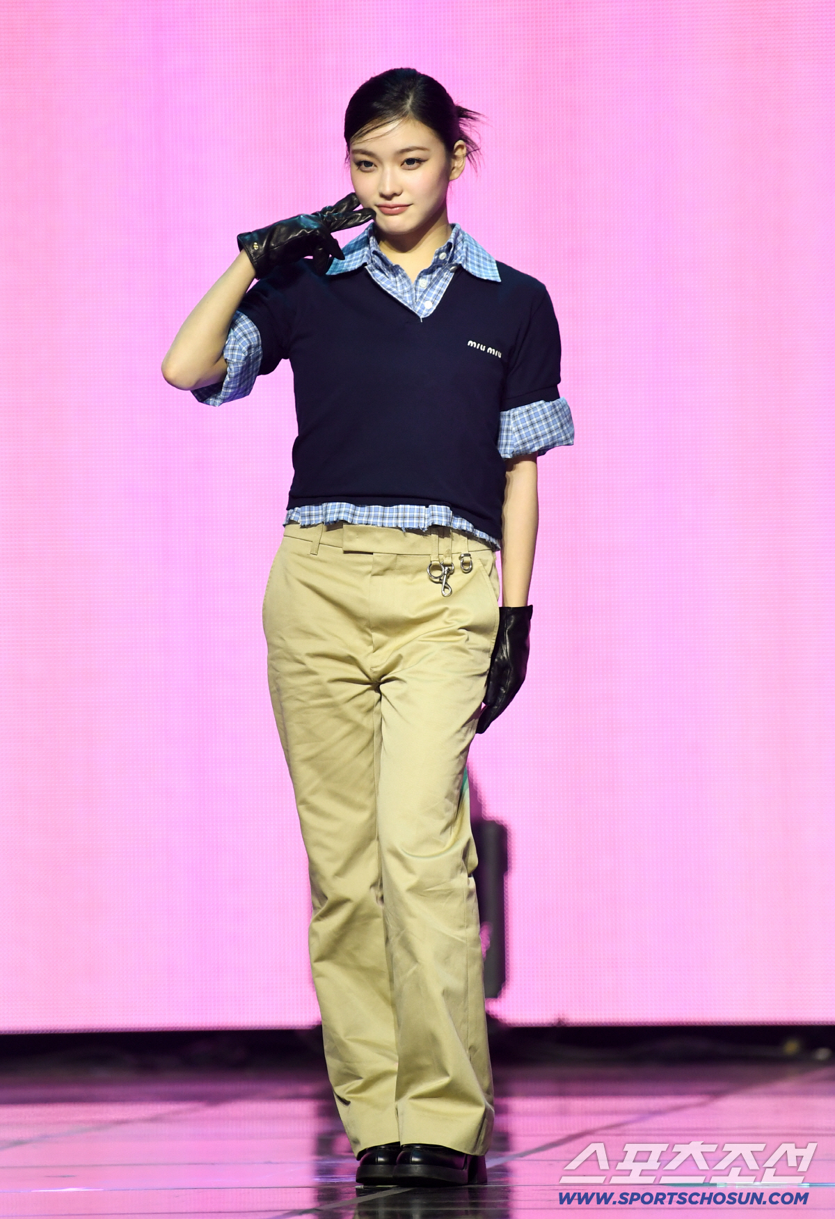Illit's Iroha strikes a cheek-poking pose