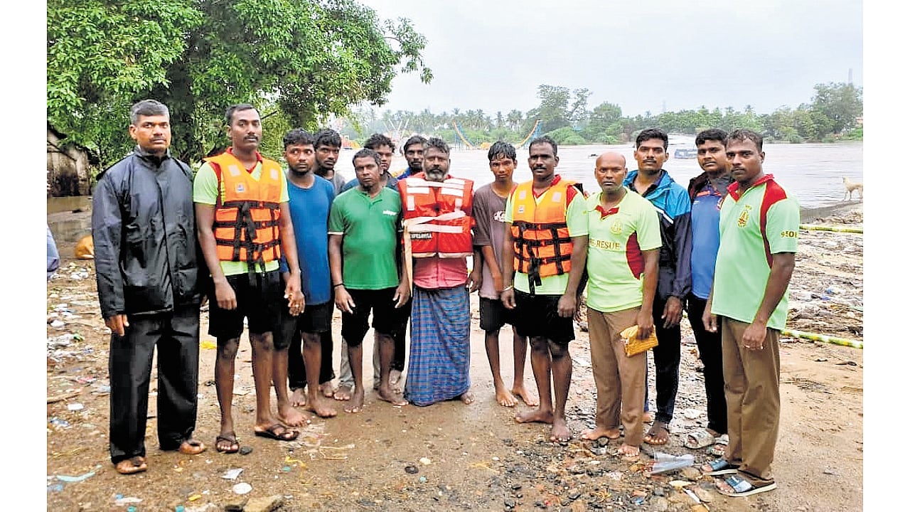 Nine stranded on TN's Vellaru riverbed saved in 3-hour operation