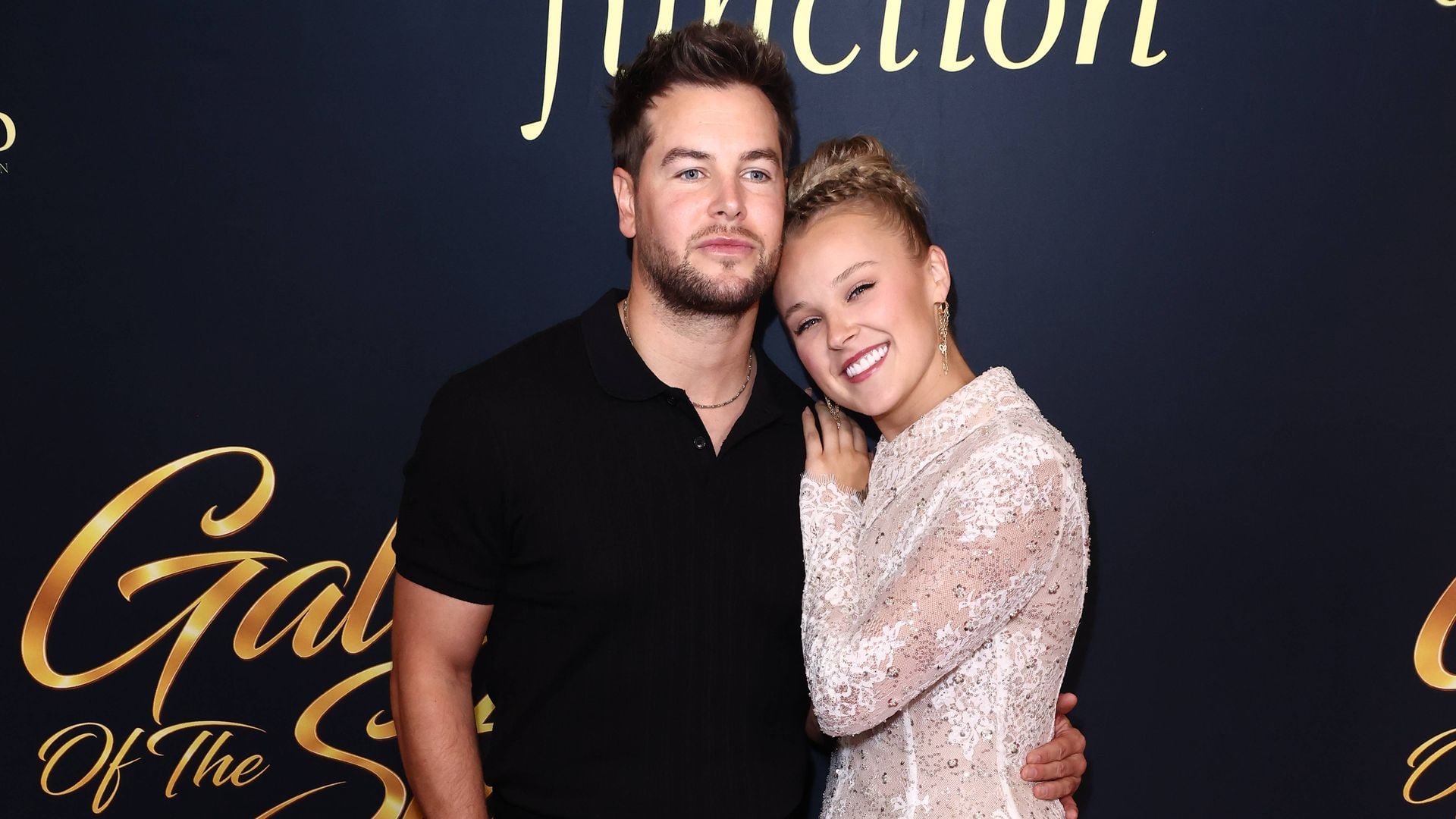 JoJo Siwa probiert heimlich Chris' Ring am linken Finger