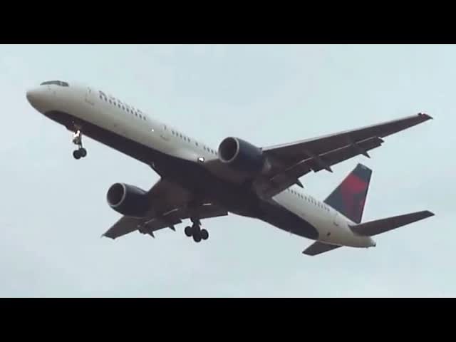 Delta Airlines Boeing 757-200 landing in Minneapolis RWY 12R