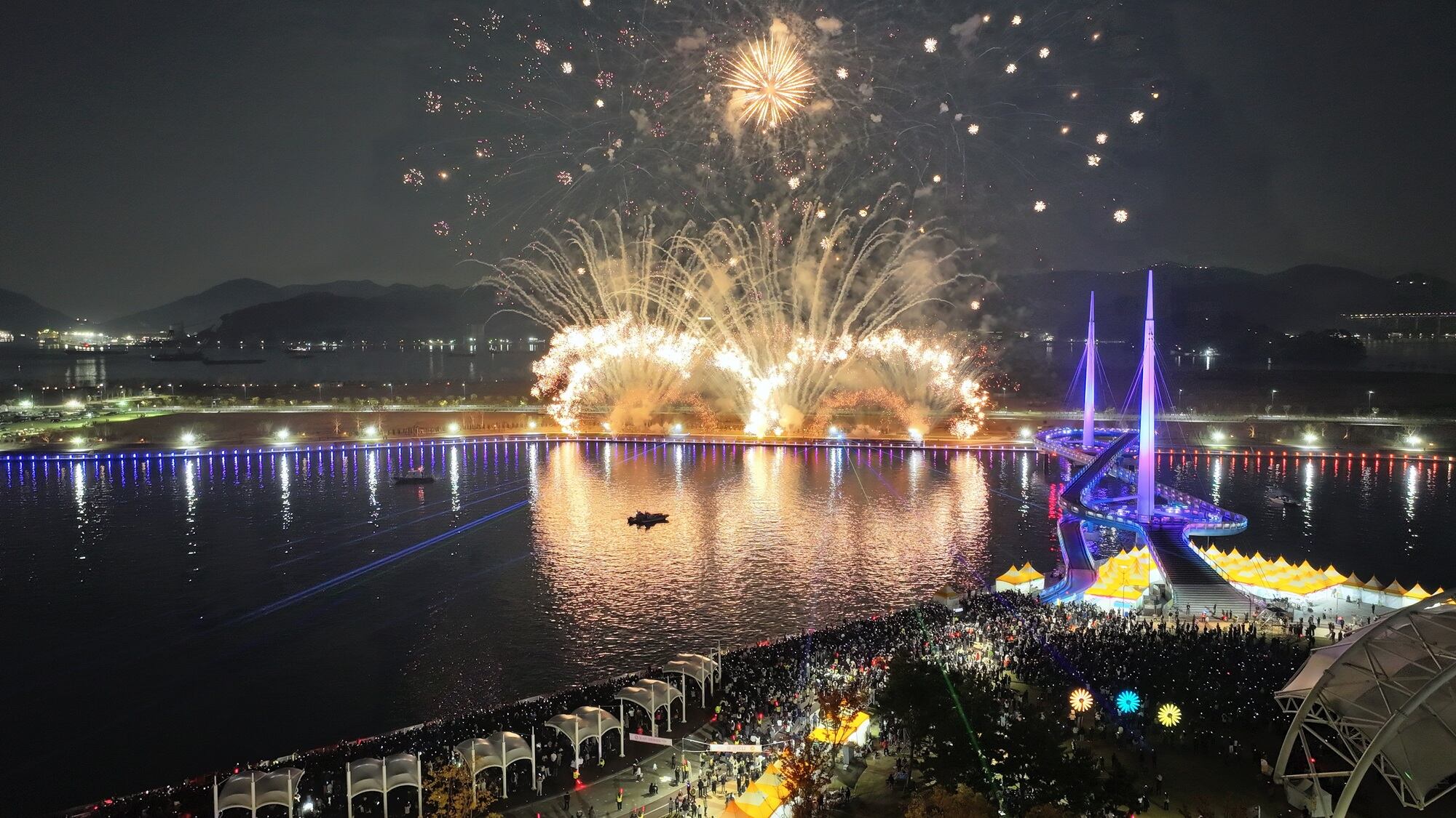 Masan chrysanthemum festival combines blooms, fireworks, world record