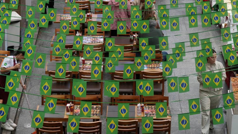 Casi la mitad de los brasileños afirma que la economía ha empeorado en el último año, según una encuesta de Quaest publicada en septiembre de 2026. - Alexandre Meneghini/Reuters