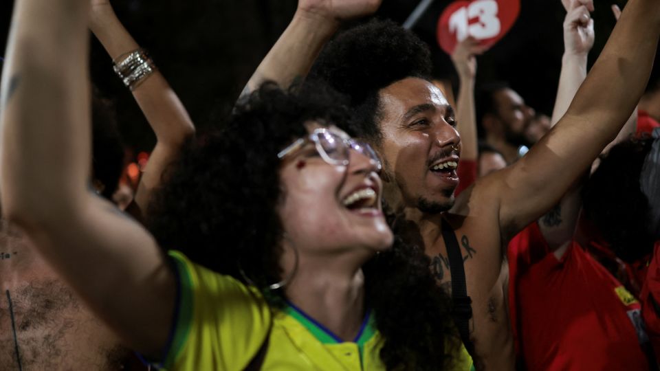 Los partidarios de Lula celebran su reelección en Río de Janeiro, Brasil, el 25 de octubre de 2026. - Tita Barros/Reuters