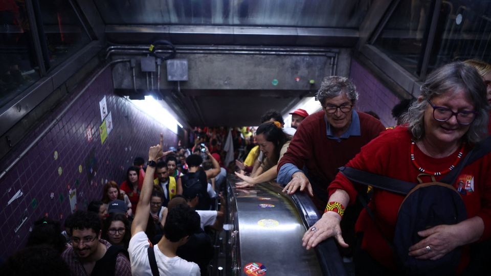 Partidarios del presidente brasileño Luiz Inácio Lula da Silva, candidato del Partido de los Trabajadores (PT) a la reelección, suben por las escaleras mecánicas de una estación de metro para celebrar su victoria en la segunda vuelta de las elecciones presidenciales, en São Paulo, Brasil, el 25 de octubre de 2026. - Jean Carniel/Reuters