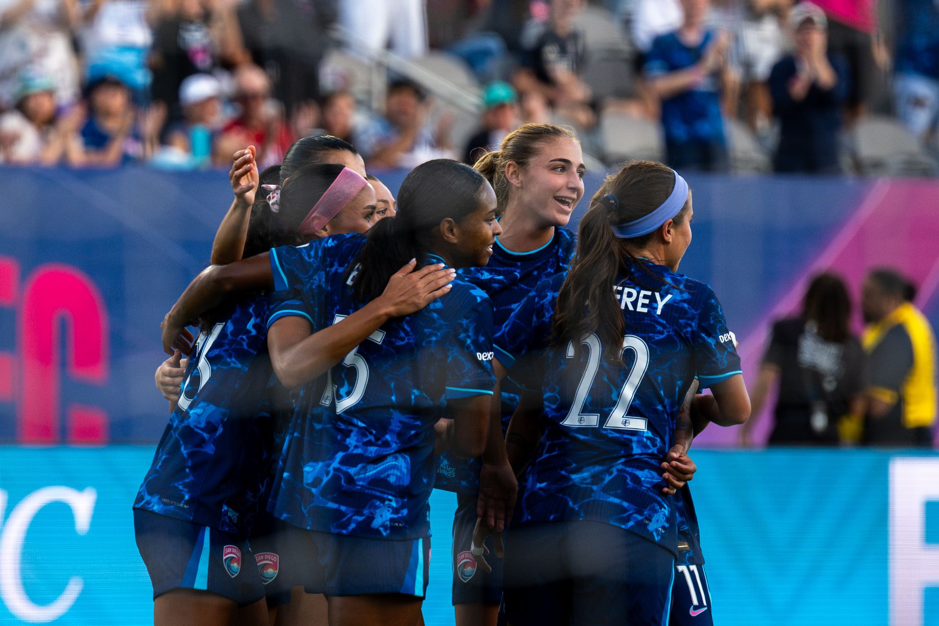 San Diego Wave keep NWSL Shield hopes alive with draw against Boston