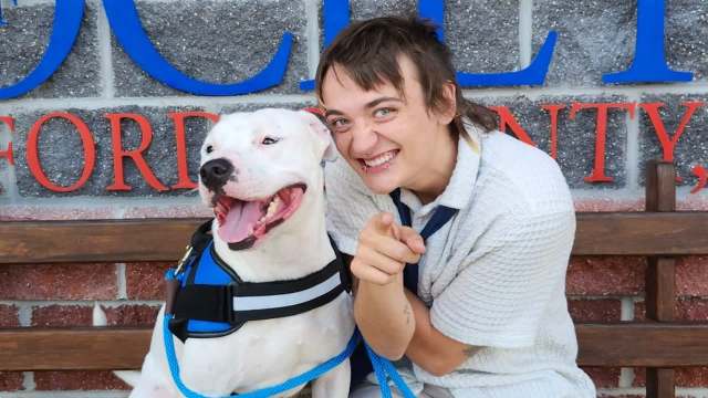 Maryland worker taught an anxious, deaf pit bull hand signals, then ...