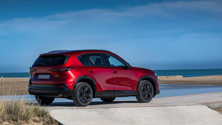 Lancia Gamma vs. Mazda CX-5: comparativa de SUV electrificados