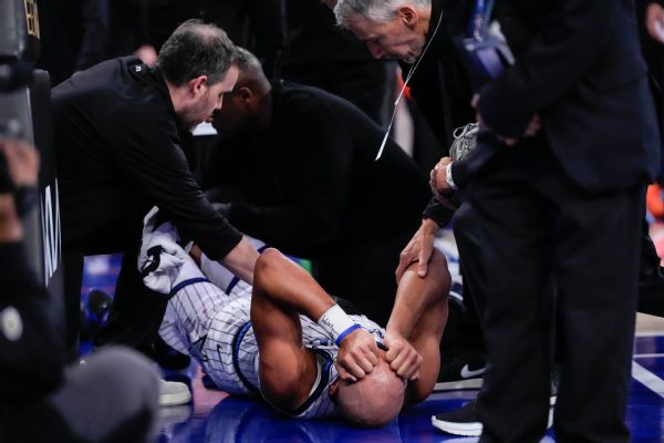 Magic's Jalen Suggs exits late vs. Knicks with apparent knee injury