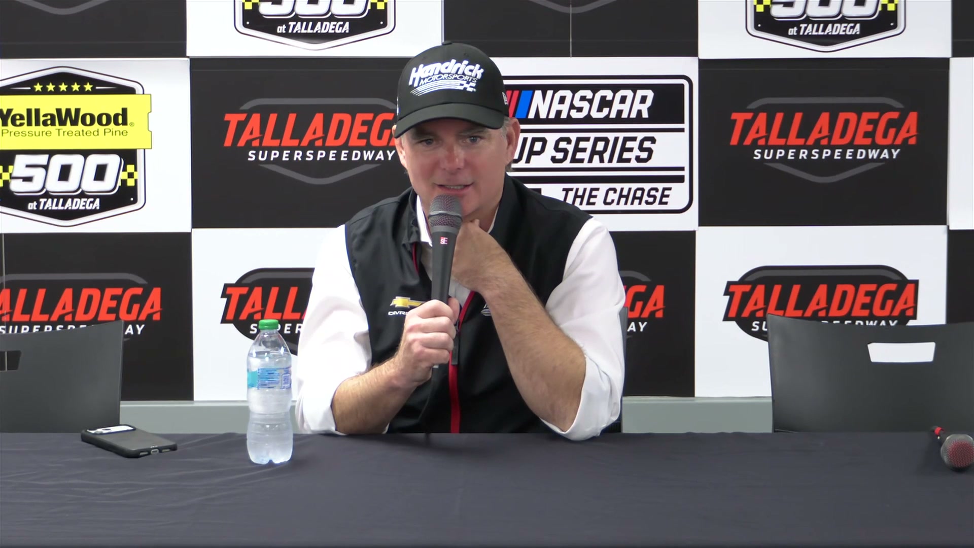 Gordon pumps brakes on potential championship clinch at Martinsville