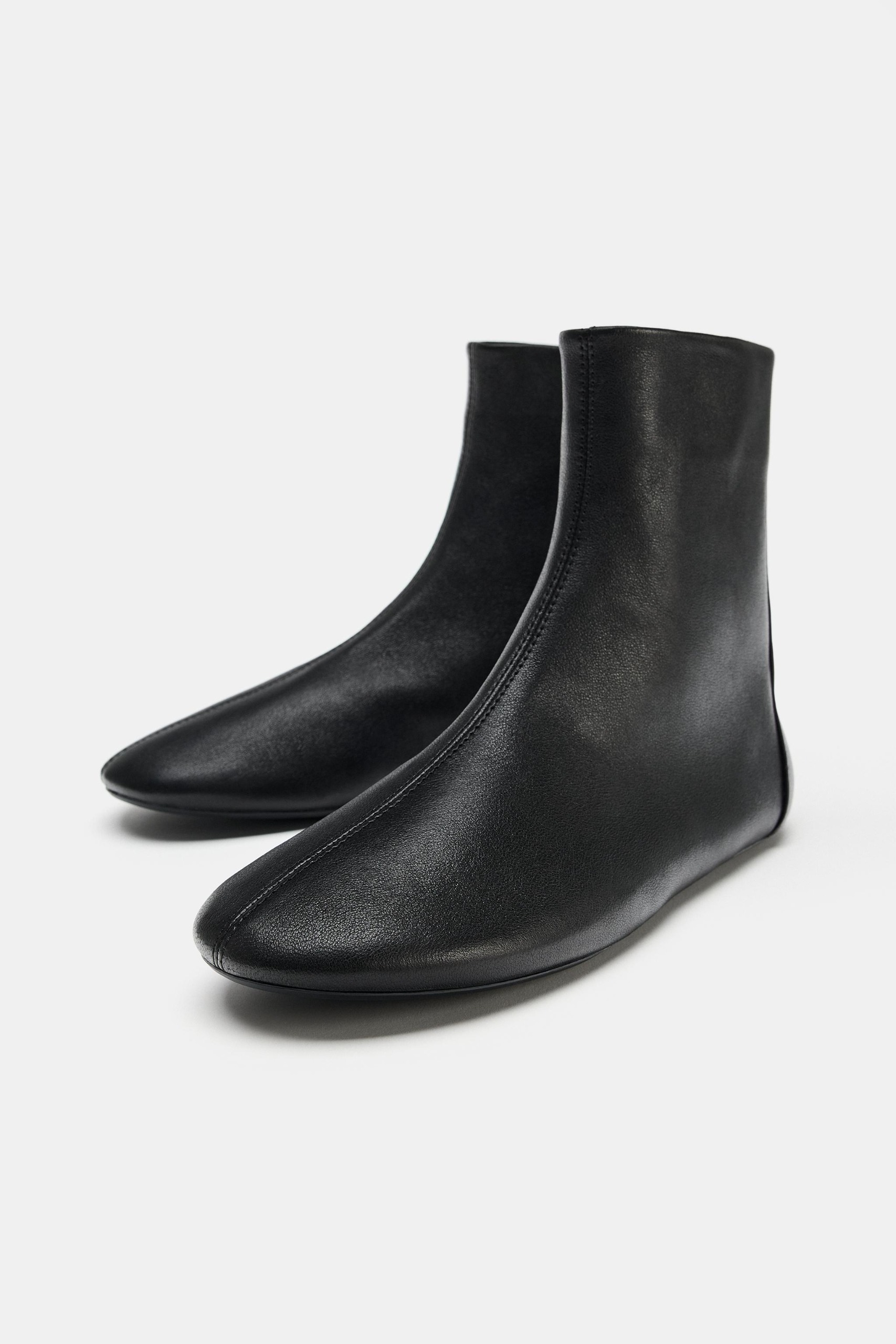 Breaking: Everyone who needs new boots right now is eyeing this flat-ankle-boot trend
