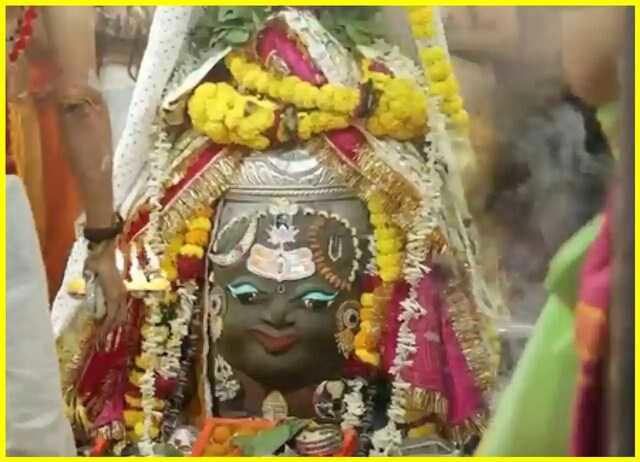 Devotees moved by divine decoration of Baba Mahakal in Ujjain