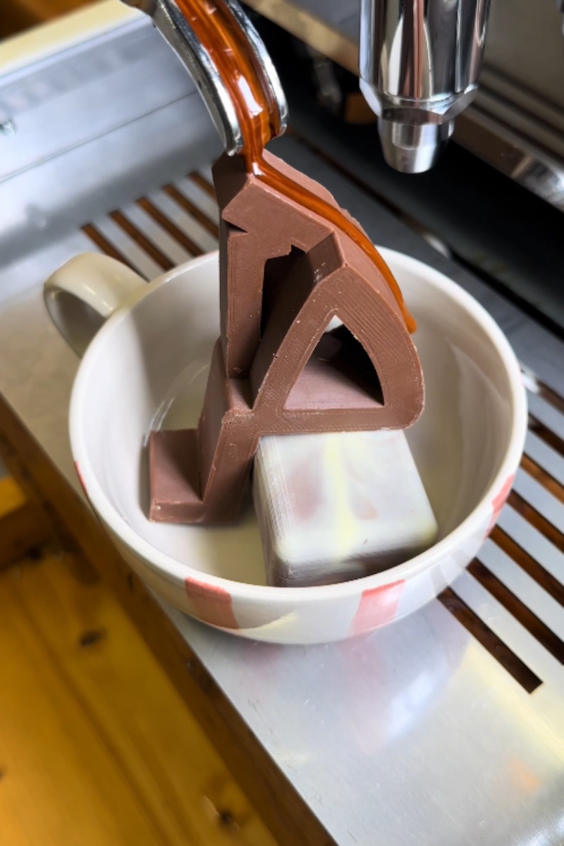 Letra «A» criativa em chocolate com café expresso fresco