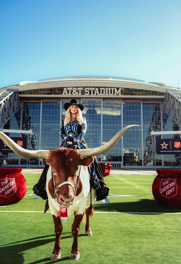 Miranda Lambert performing at Dallas Cowboys Thanksgiving game for ...