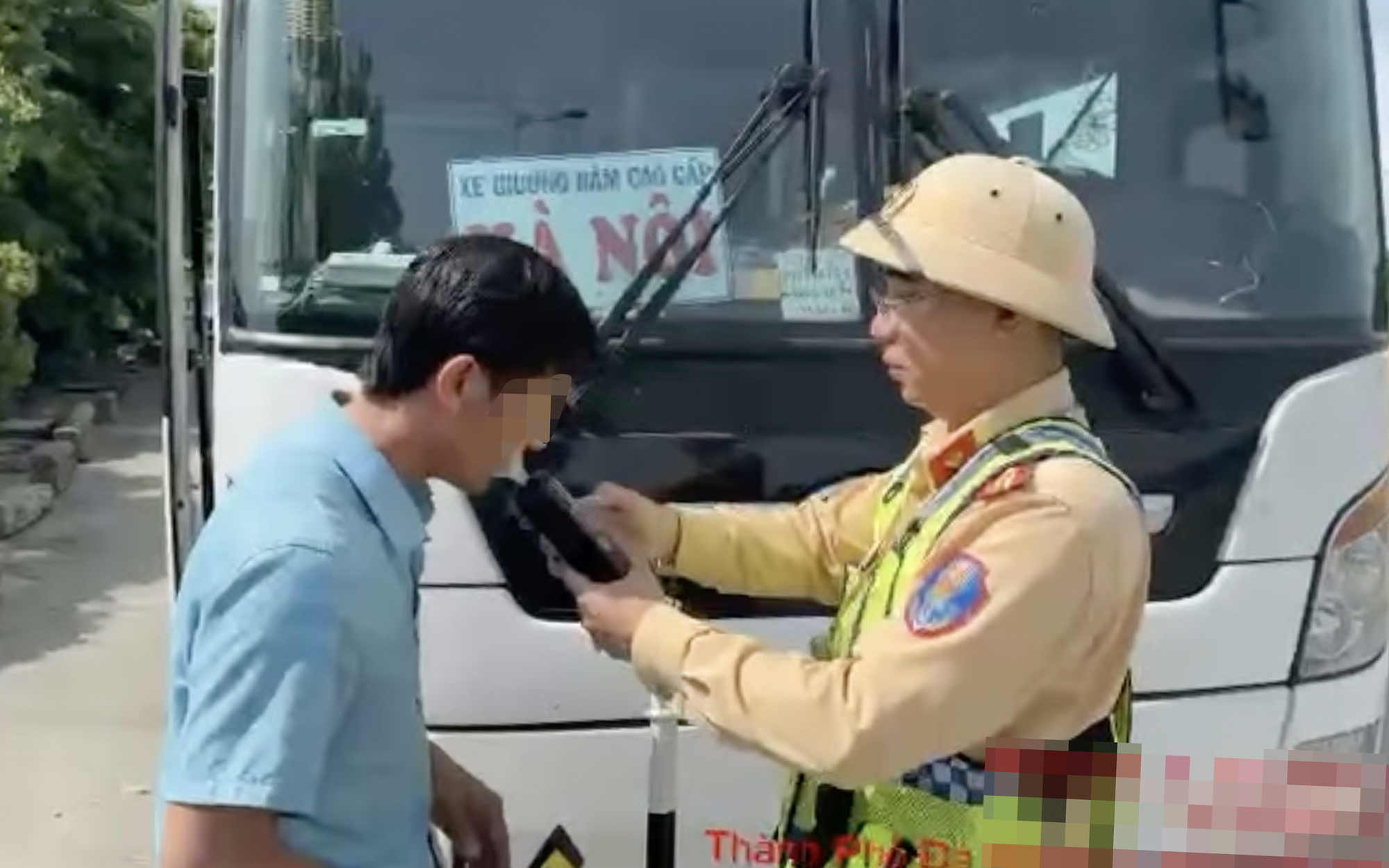 Đổi người lái khi đang chạy xe máy, 2 thiếu niên bị xử phạt, tịch thu xe