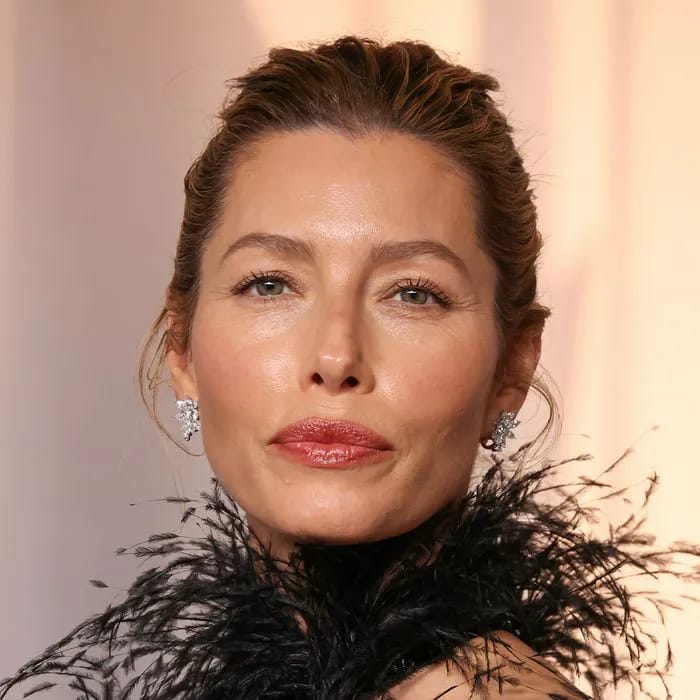Fans critique Jessica Biel's 'distracting' black feather gown at the ...