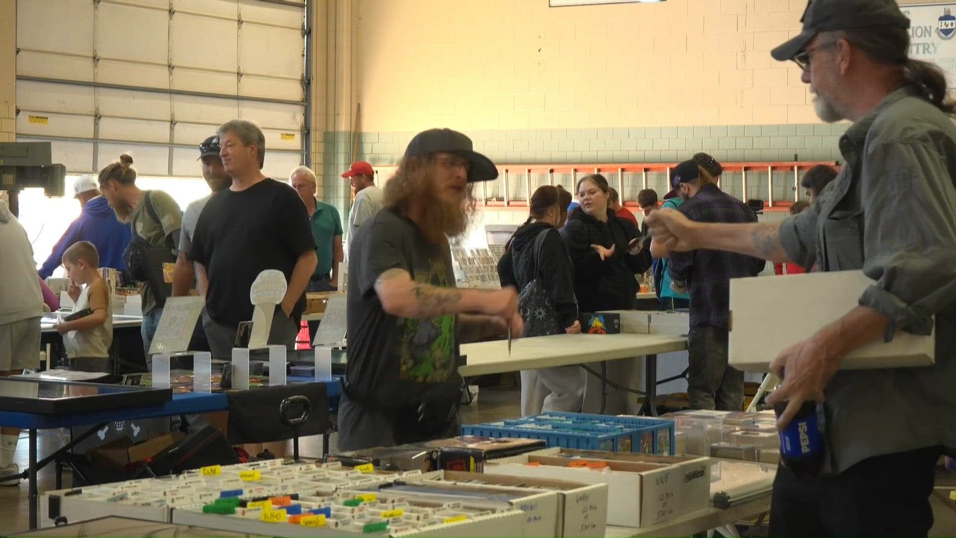 Collectors eye collectibles during Clark and Floyd County sports card ...