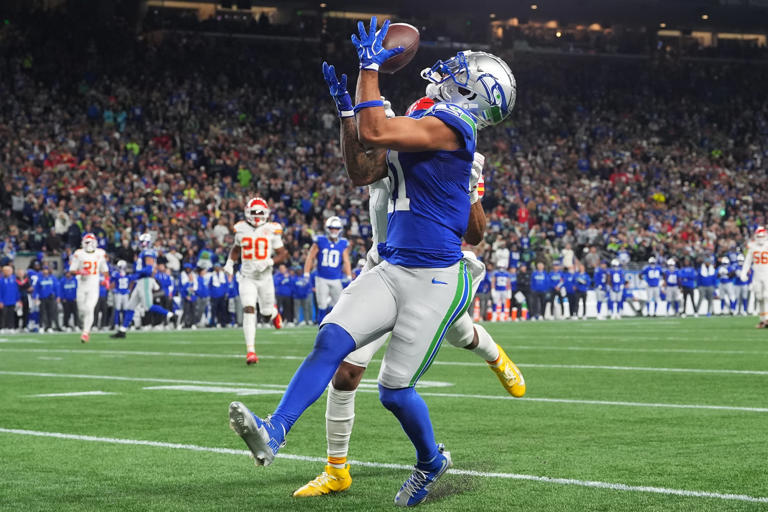 Seahawks hand Chiefs first loss with dominant 20-3 win at Lumen Field