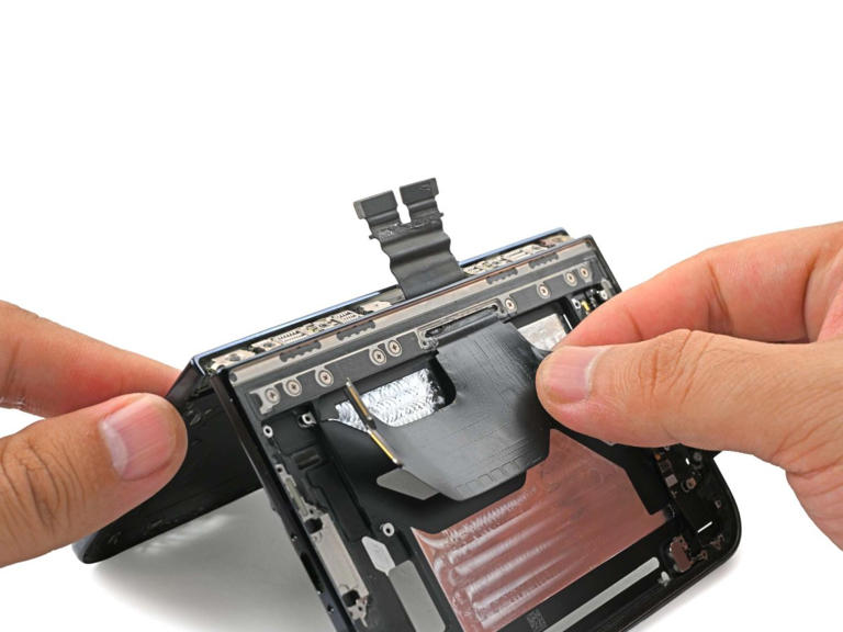 iFixit iPhone duo teardown finds early screen failures for foldable ...