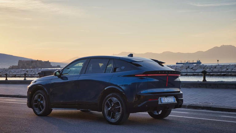 Lancia Gamma vs. Mazda CX-5: comparativa de SUV electrificados