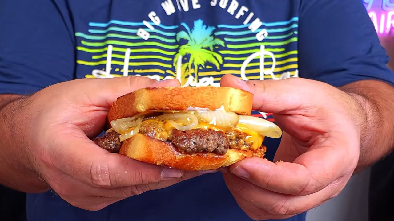 Wie man einen Patty Melt Burger mit Cheddar und karamellisierten ...