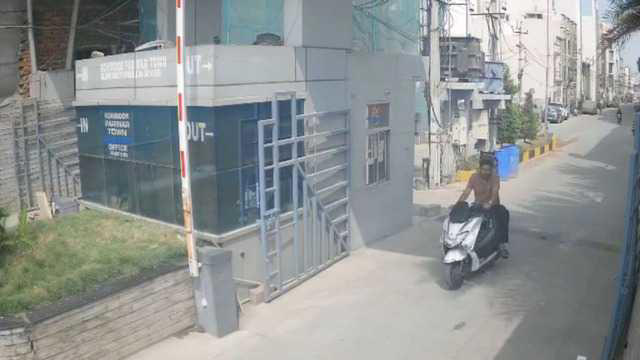 Man steals car's spare tyre in Hyderabad, video surfaces