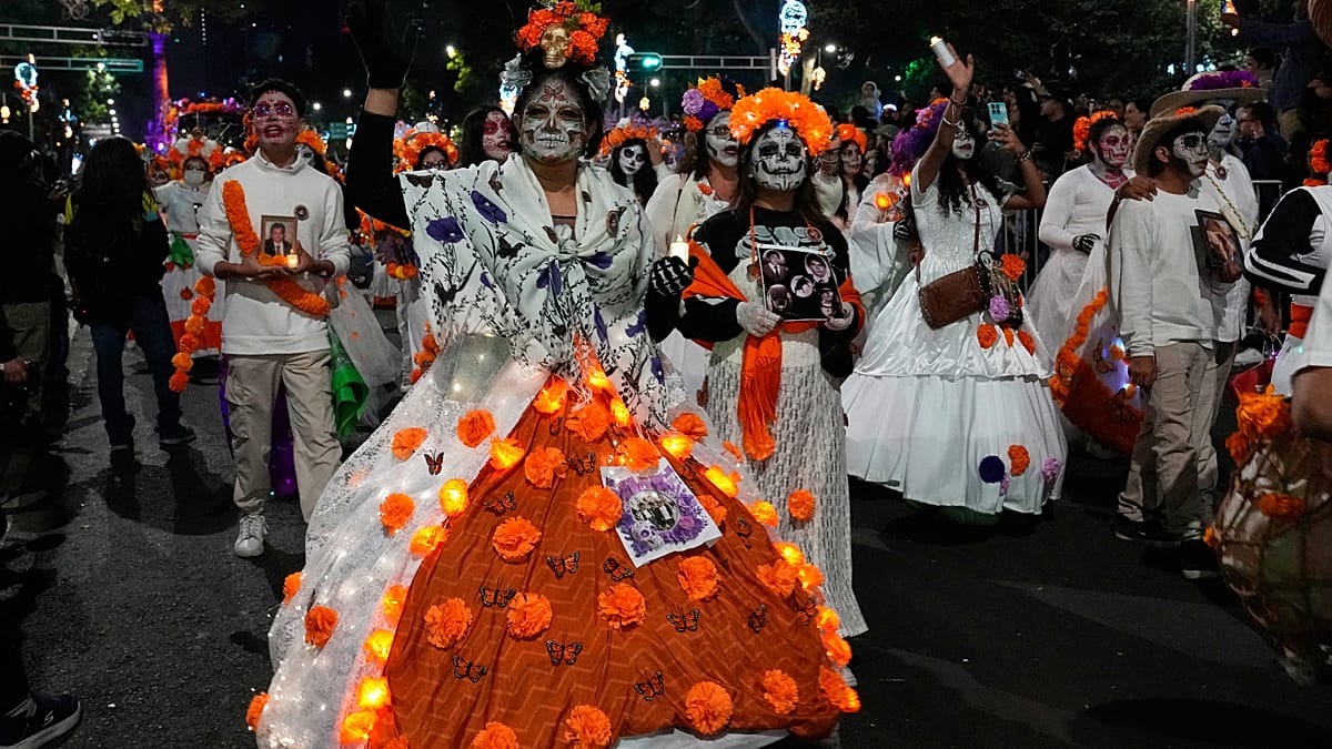 Mexico: spectacular Catrina parade brings the dead to life
