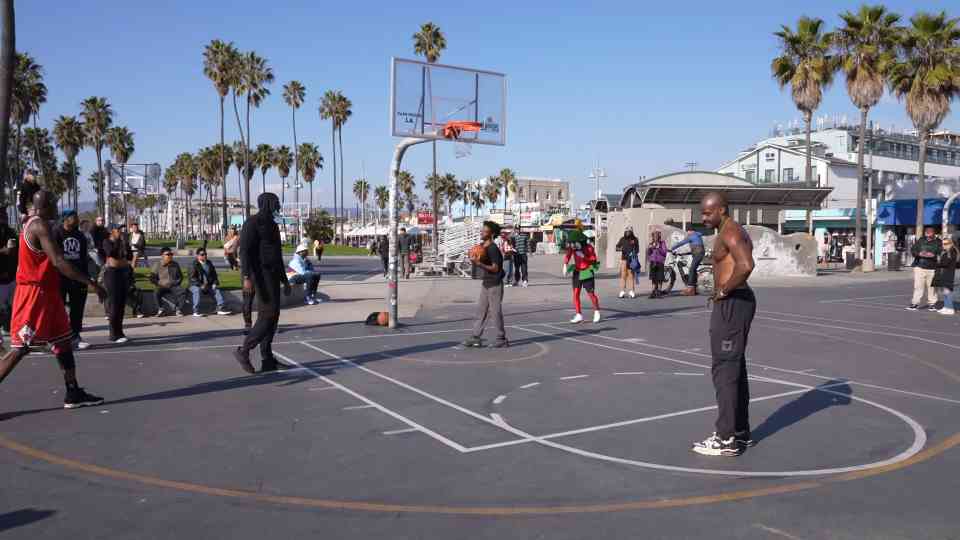Michael Jordan, Bugs Bunny and Marvin the Martian 3v3 in real life