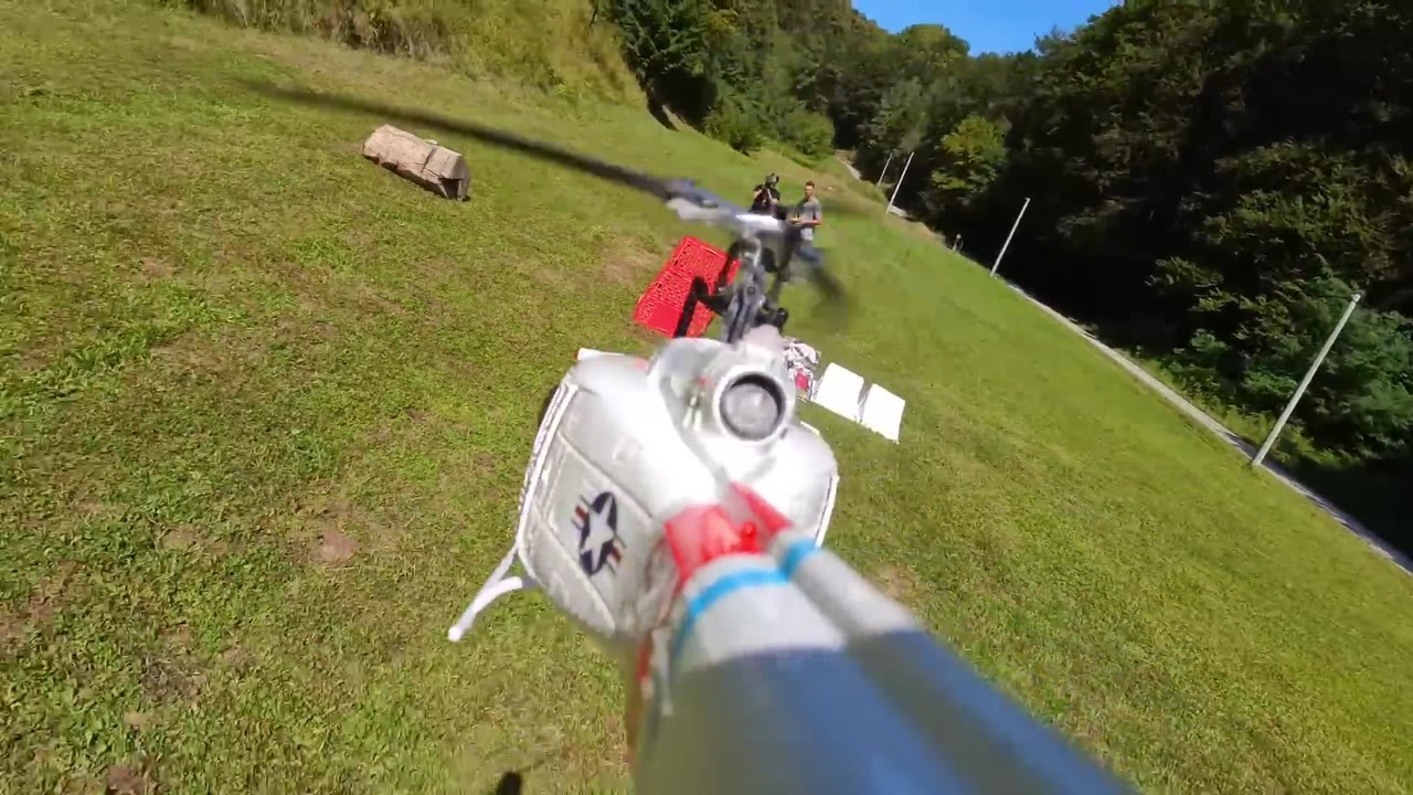 Was passiert, wenn die Rotorblätter eines RC-Hubschraubers auf Obst ...