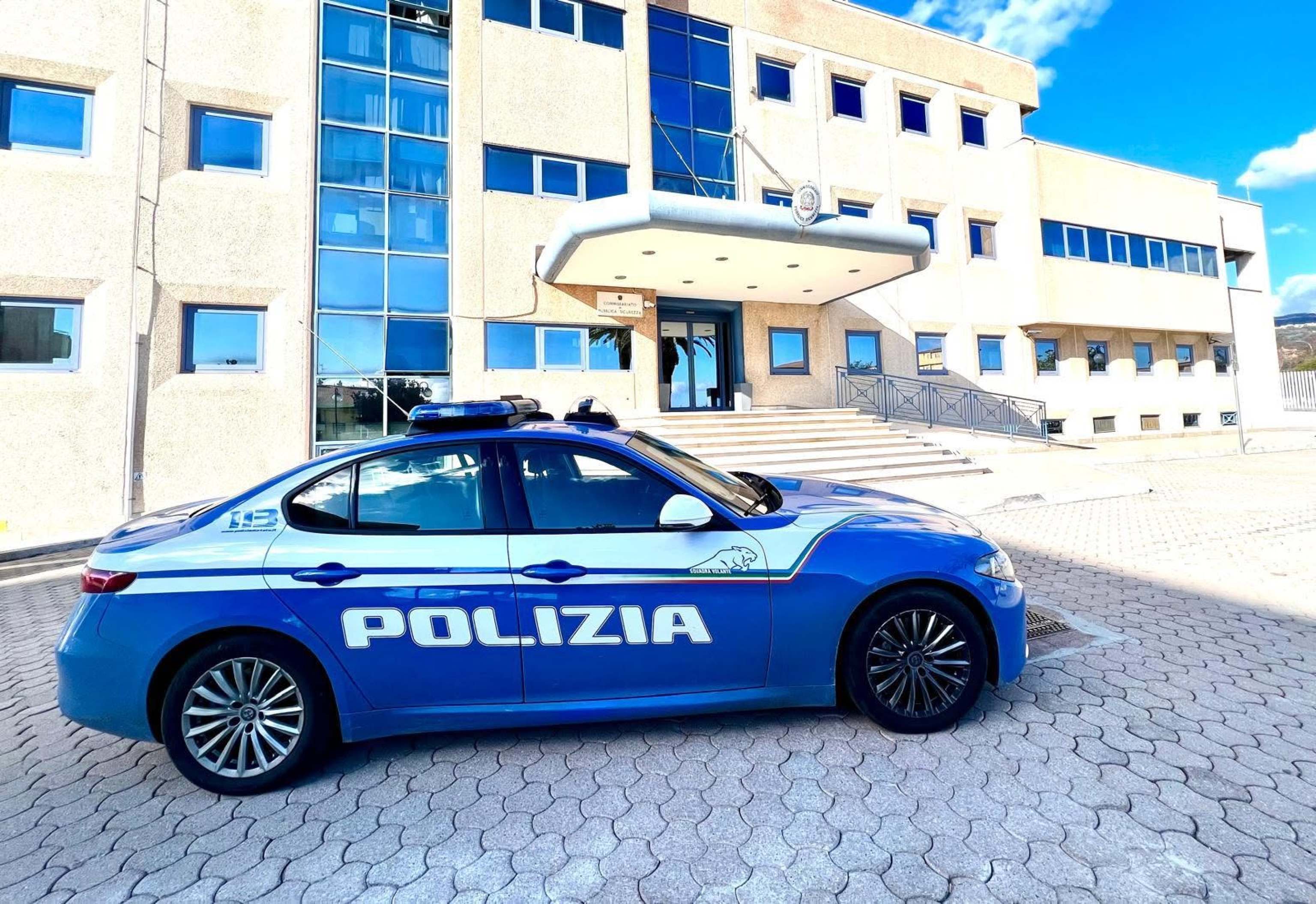 Blitz antidroga della polizia, sequestrati tre etti di hashish e marijuana