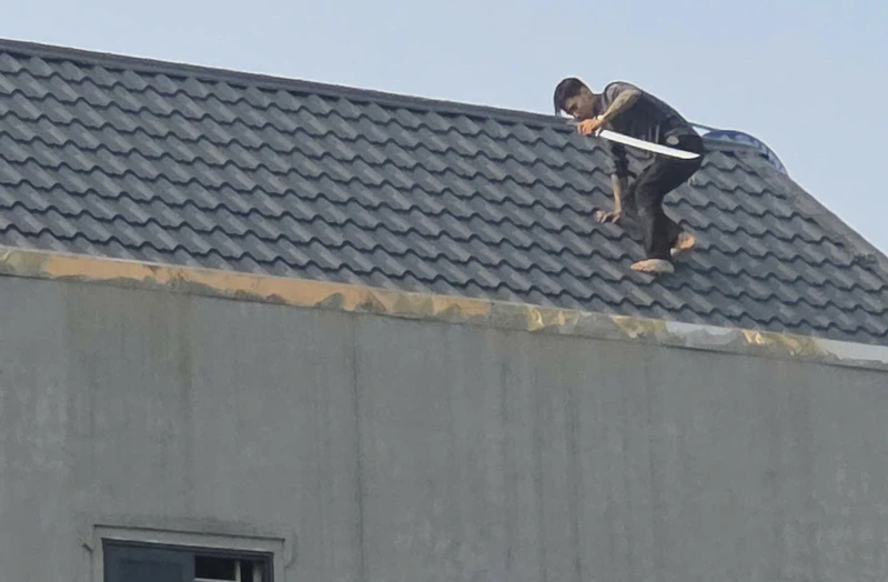Vụ 2 kẻ cầm kiếm cố thủ trên mái nhà: Chủ nhà sống ở nước ngoài