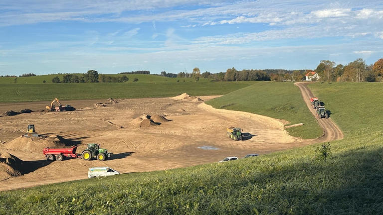 Bagger, Traktoren und Sattelzüge rollen an, um uns zu schützen