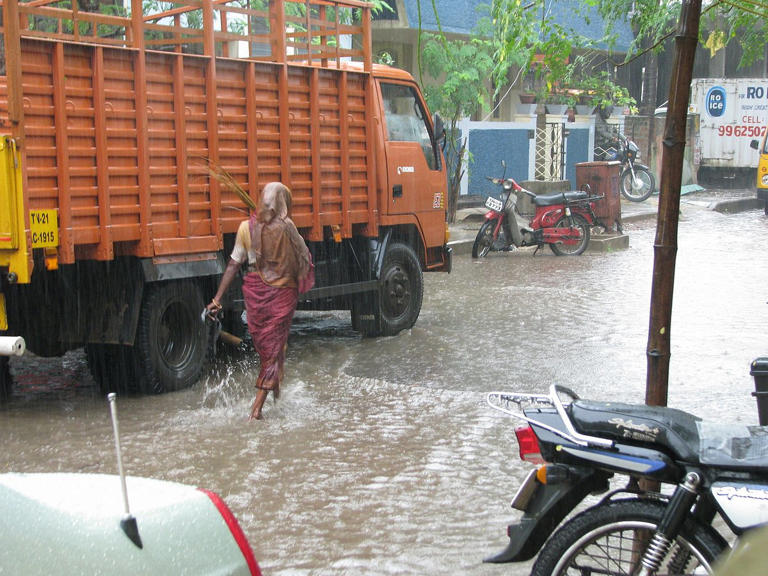 Northeast monsoon intensifies in Tamil Nadu; red alert in Kodaikanal ...