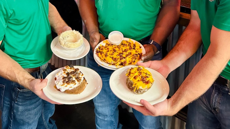 Forget expensive steaks and order this Texas Roadhouse appetizer packed ...