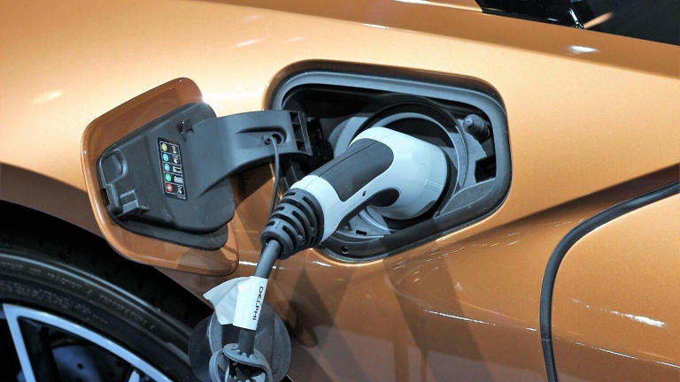 How long do electric car batteries last in India? Life, degradation and ...