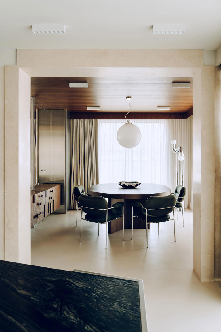 Dans cet appartement contemporain, le luxe se niche dans les détails ...