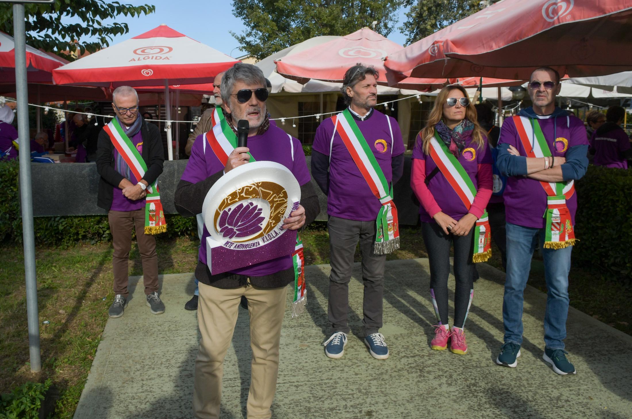 La marcia della Rete Viola. Famiglie, bimbi e sindaci: 