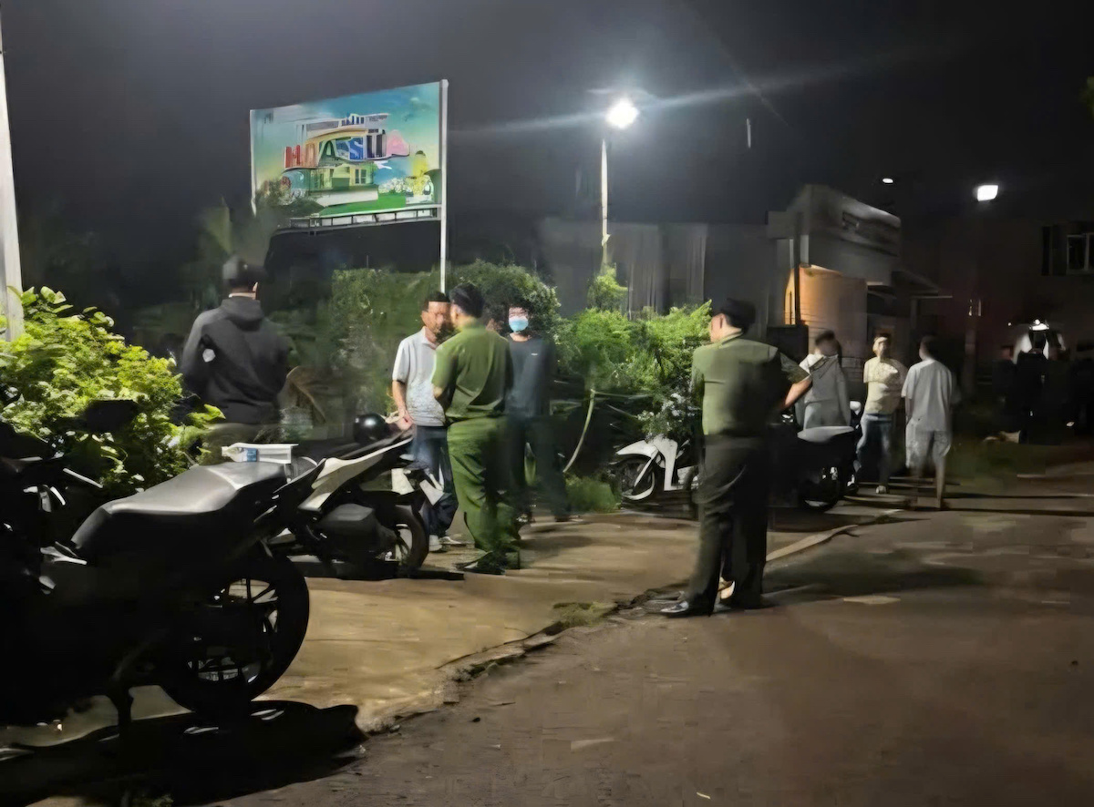 Chồng chém vợ tử vong giữa đường
