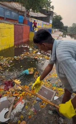 Uncle throws garbage over Bittu Tabahi during Ajnar river cleanup ...