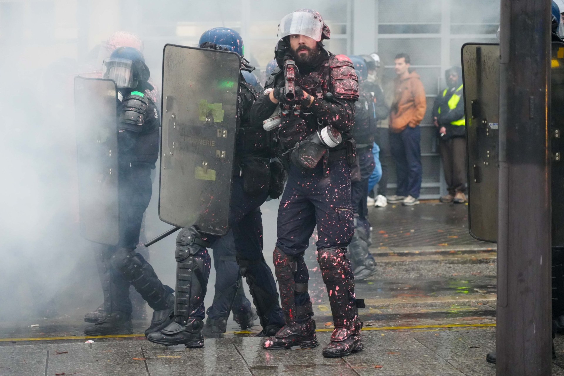 France riots in pictures: Protests of 400,000 people descend into ...