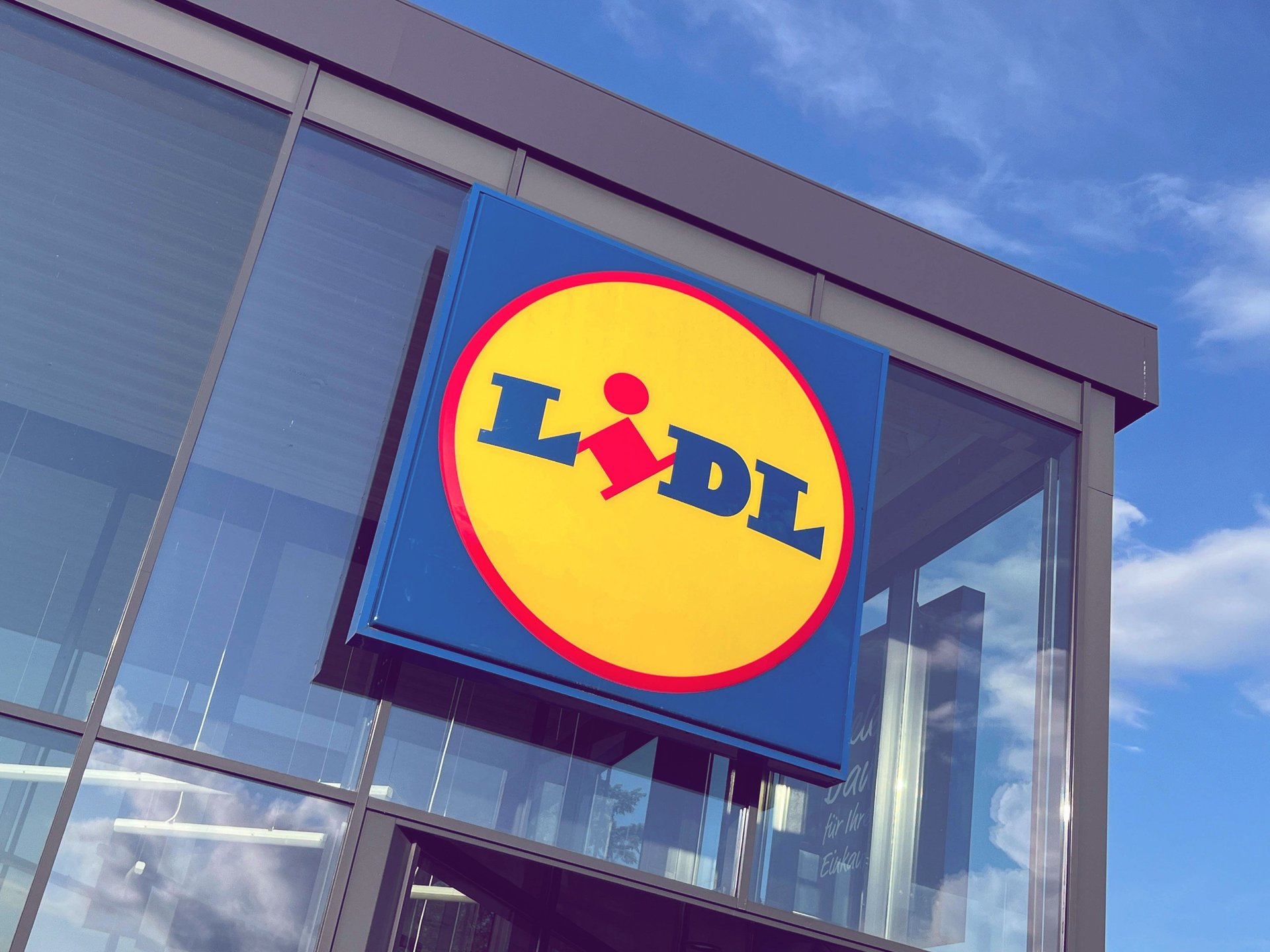 Anthrazit, geriffelte Türen, goldene Akzente: Dieser Lidl-Schrank ...