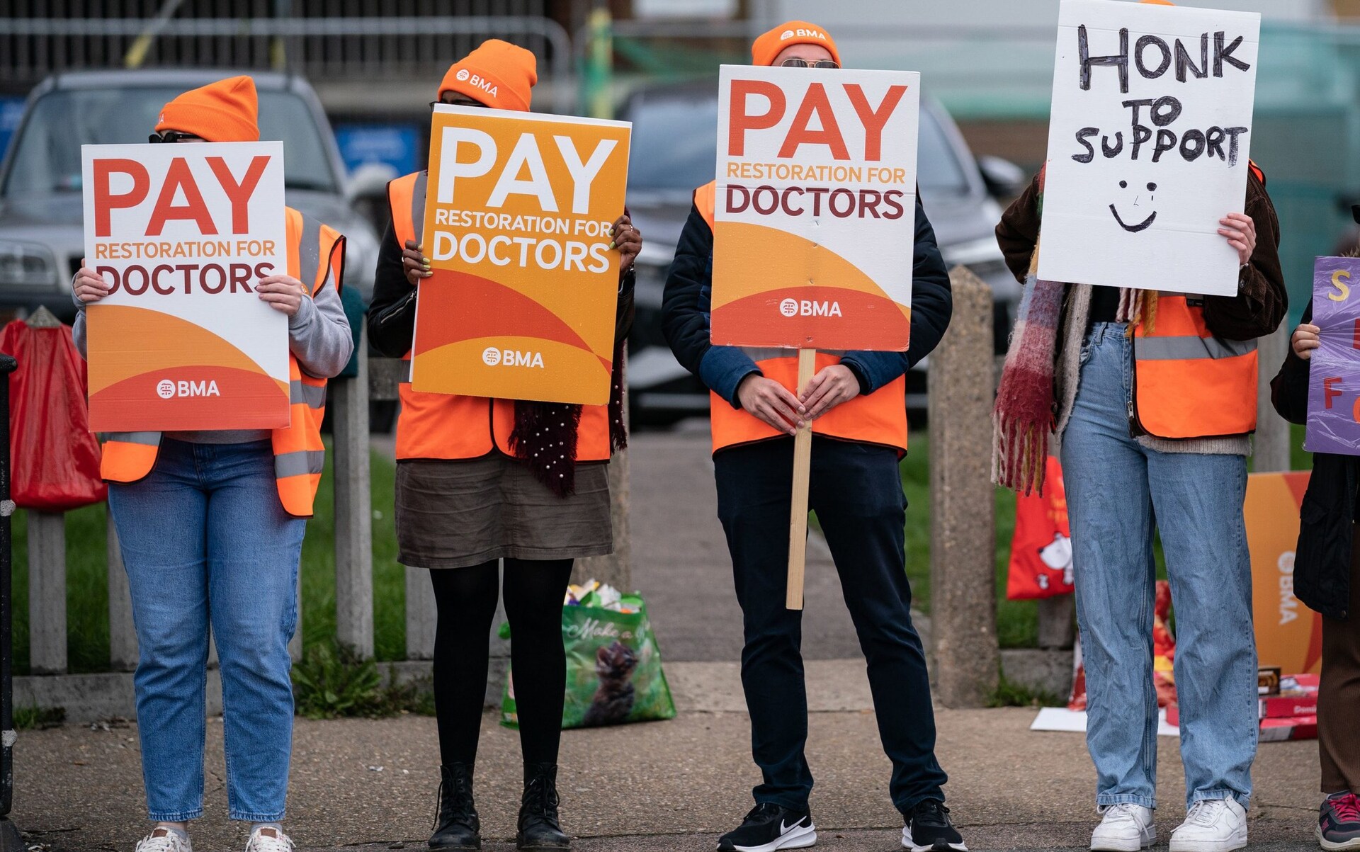 NHS consultants to strike in November