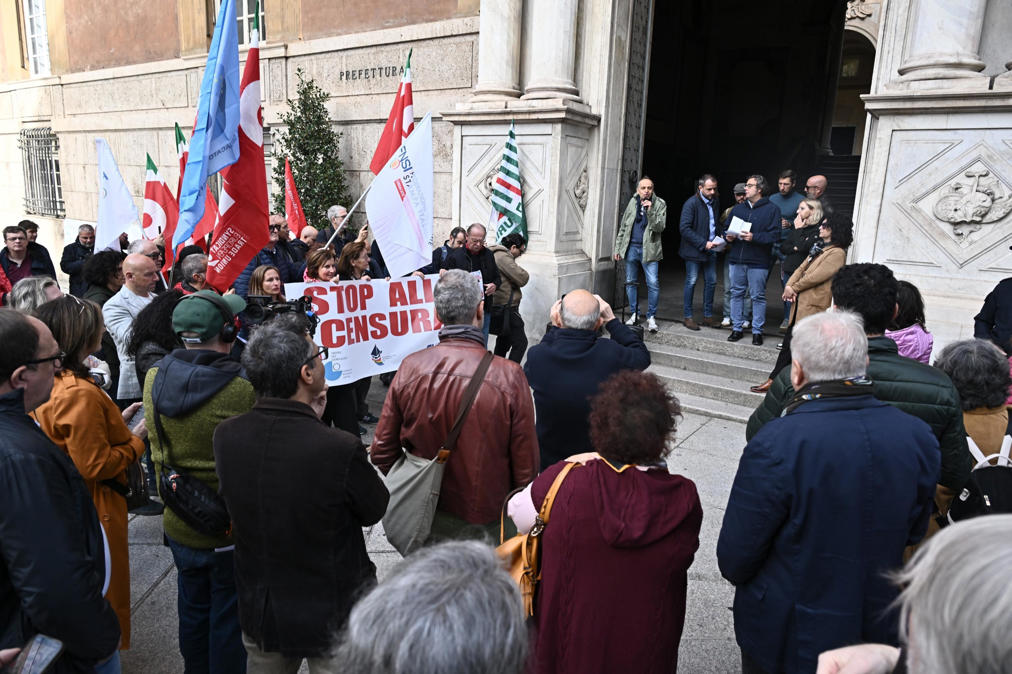 Giornalisti in piazza contro "la censura usata per non turbare l'opinione pubblica"