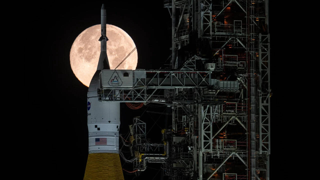NASA's 2028 moon landing plan: SpaceX, Blue Origin race to build lunar ...