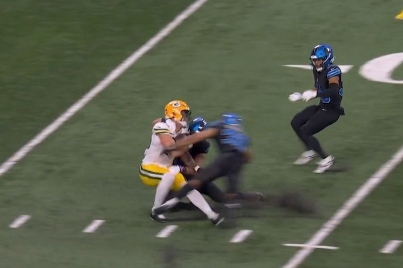 NFL star loses helmet during brutal hit as fans slam dirtiest player in ...