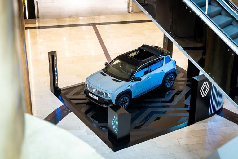 Το νέο Renault 4 e-tech electric canvas roof στο Golden Hall