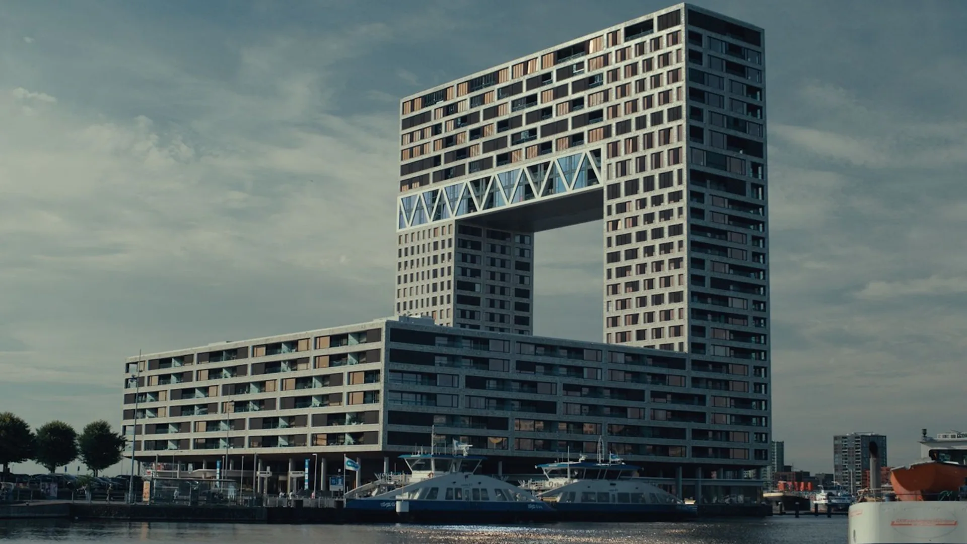 Miljardair Adriaan Mol zet luxe penthouse in Amsterdam t.w.v. € 7,35 ...